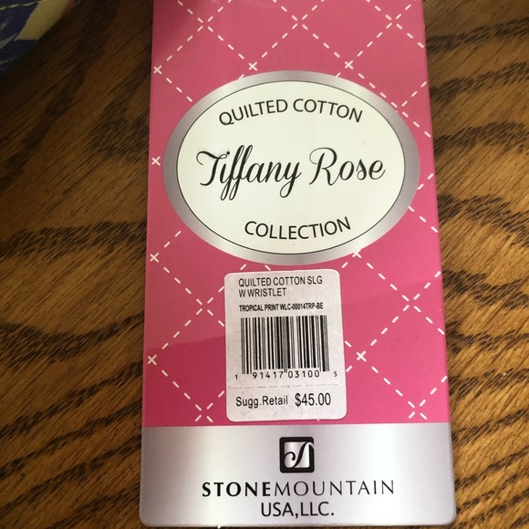 ๐บ๐ธ๐ผ Quilted Cotton Floral Wristlet ๐ผ๐ธ๐บ - Picture 7 of 9